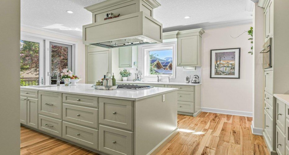 930 9 Street, Canmore, Alberta T1W1Z8, 8 Bedrooms Bedrooms, ,7 BathroomsBathrooms,Residential,For Sale,9,A2190010