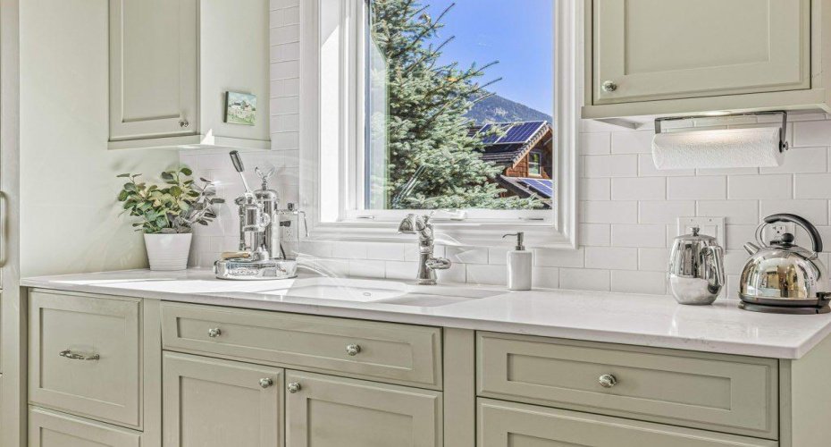 930 9 Street, Canmore, Alberta T1W1Z8, 8 Bedrooms Bedrooms, ,7 BathroomsBathrooms,Residential,For Sale,9,A2190010