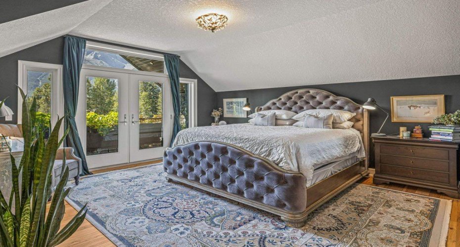 930 9 Street, Canmore, Alberta T1W1Z8, 8 Bedrooms Bedrooms, ,7 BathroomsBathrooms,Residential,For Sale,9,A2190010