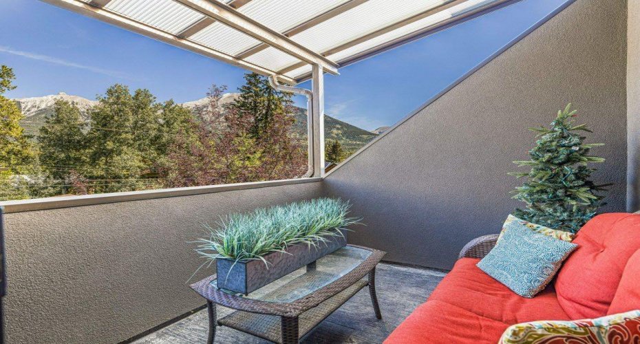 930 9 Street, Canmore, Alberta T1W1Z8, 8 Bedrooms Bedrooms, ,7 BathroomsBathrooms,Residential,For Sale,9,A2190010