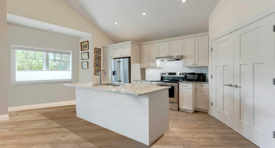 Upper level suite kitchen virtual image