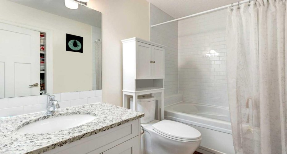Upper level suite bathroom virtual images