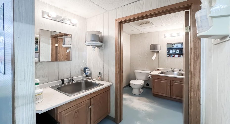 942 Main Street, Falher, Alberta T0H 1M0, ,Commercial,For Sale,Vic's Car Care,Main,A2143488