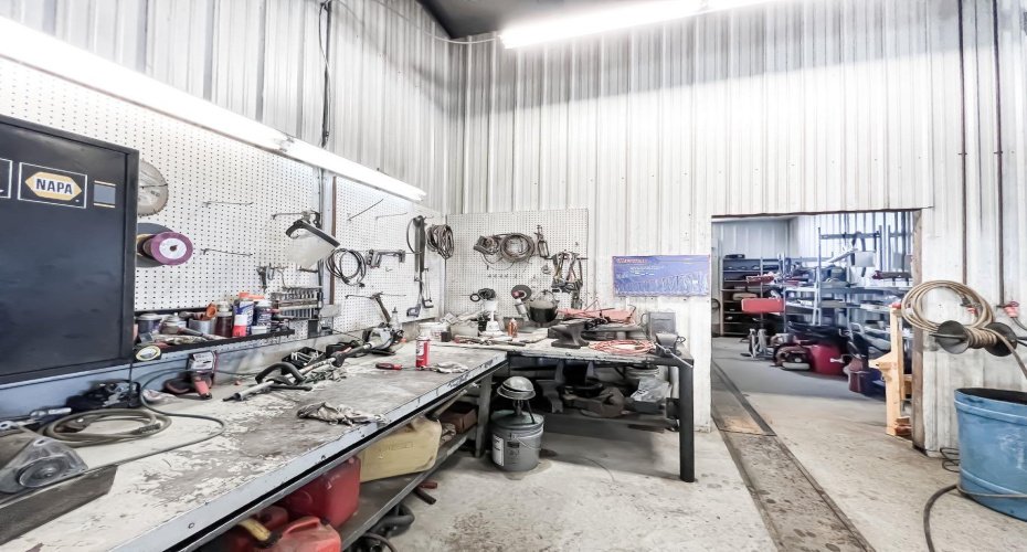 942 Main Street, Falher, Alberta T0H 1M0, ,Commercial,For Sale,Vic's Car Care,Main,A2143488