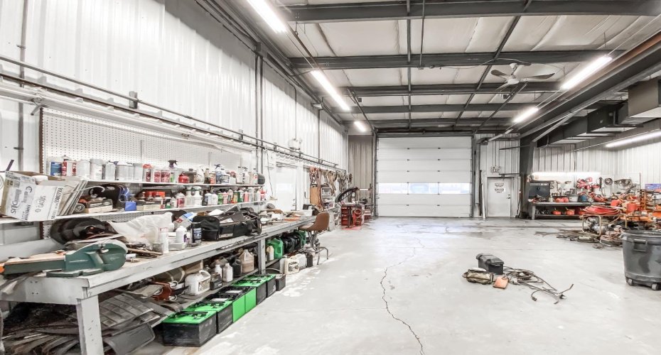 942 Main Street, Falher, Alberta T0H 1M0, ,Commercial,For Sale,Vic's Car Care,Main,A2143488